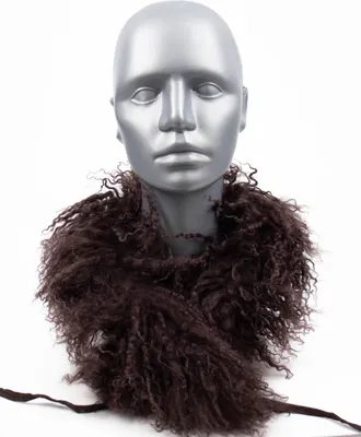 Produktbild von Schal aus mongolischem Tibet Lammfell, Schokolade, mit fein gelockten Haaren (10-12cm) und Bändchenverschluss