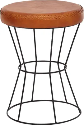 Sitzhocker mit rundem cognacfarbenem Lederbezug und geometrisch gemustertem Rand auf schwarzem Metallgestell, Gesamtansicht.