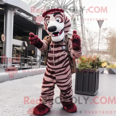 Produktbild von Maskottchen REDBROKOLY eines kastanienbraunen Zebras mit Cargohose und Fäustlingen