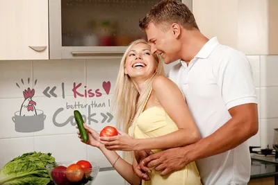 Produktbild von Komar Deco-Sticker "I kiss better than…. 50 x 70 cm, grau/pink, 17801h