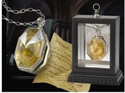 Zdjęcie produktu dla Replika Harry'ego Pottera 1/1 medalion Slytherinu