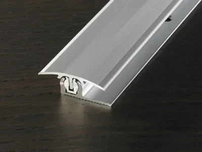 Produktbild von PROLINE Silber 100x30mm Übergangsprofil, PROVARIO Universal Aluminium Bodenprofil, Schraubbares System mit Drehgelenktechnik, Eloxiert für Bewegungsfugen, Einfache Verlegung