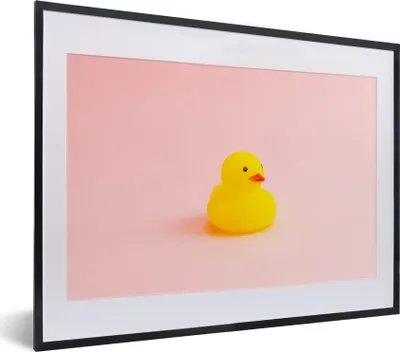 Produktbild von MuchoWow® MuchoWow® Gerahmtes Poster Gummi-Ente - Rosa 40x30 cm - Poster mit zchwarzem Bilderrahmen - Bilderrahmen - Poster im Rahmen