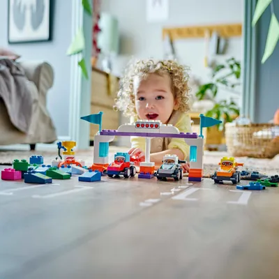 Zdjęcie produktu dla LEGO® DUPLO 10445 Samochody wyścigowe zespołu F1 z kierowcami wyścigowymi