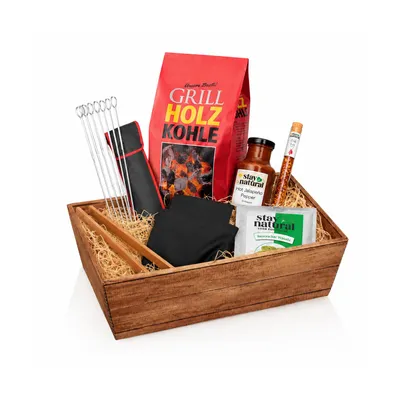 Produktbild von Stay Natural Feinkost Grill Geschenkset Gourmet – Präsentkorb mit Trüffel Pesto, Pesto Calabrese, Steak Senf, Jalapeño Grillsauce & Grillzange, Geschenk für Genießer