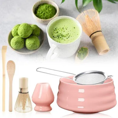 Produktbild von Matcha-Sets mit Garde, Kom, Löffel, Sieb und Gardehalter, keramische Japanische Teesets, rosa, für 6 Personen.