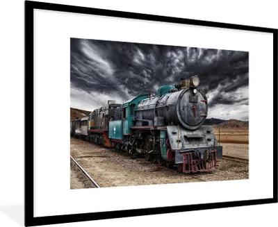 Produktbild von MuchoWow® Gerahmtes Poster Ein alter Dampfzug unter dunklem Himmel 90x60 cm - Poster mit Schwarzem Bilderrahmen Wandposter Rahmen Foto Bilder - Wanddekoration - Fotos
