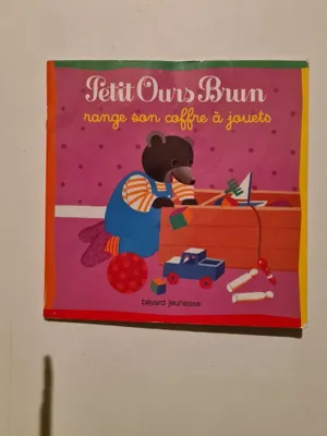 Image de Bour Daniele - Petit Ours Brun: Petit ours Brun range son coffre a jouets