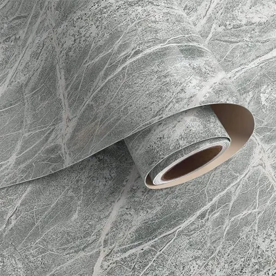 Rolle mit grau-weißem Marmormuster-Tapete, teilweise abgerollt, um das Design zu zeigen