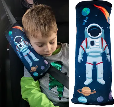 Produktbild von HECKBO® Weltraum Space Astronaut Auto Schlafkissen für Kinder - maschinenwaschbar – kuschelweich - hochwertiges Auto Gurtkissen Gurtschoner Gurtkissen Gurtschutz Auto Kissen, Reisekissen - 30cm x 12cm
