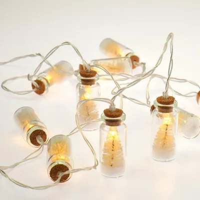 Produktbild von ACA Beleuchtete „MINI-Glasflaschen“-Bäume, weiß, 10 LEDs, dekorative Lichterkette, batteriebetrieben (2xAA), warmweiß, IP20, 135 + 30 cm transparentes Stromkabel, XJ10WW2A