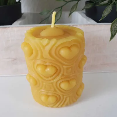 Produktbild von Bienenwachskerze Stumpenkerze mit Herzen 7 cm