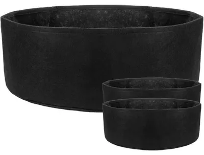 Drei schwarze Stoff-Pflanzsäcke, einer groß und zwei kleiner, aus leicht erhöhtem Winkel gezeigt