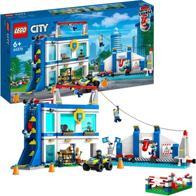 Produktbild von LEGO Spielset für Kinder ab 6 Jahren, 60372 City Polizeischule: Hindernisstrecke, Pferd-Figur, Spielzeug-Auto, 6 Minifiguren, 23 cm hoch, 49 cm breit und 25 cm tief, inkl. LEGO Builder App und digitaler Bauanleitung, modulare Polizeistation, 823 Teile, Verkehrshütchen, Bürste, Handschellen, 2 Kurzhanteln und eine Langhantel
