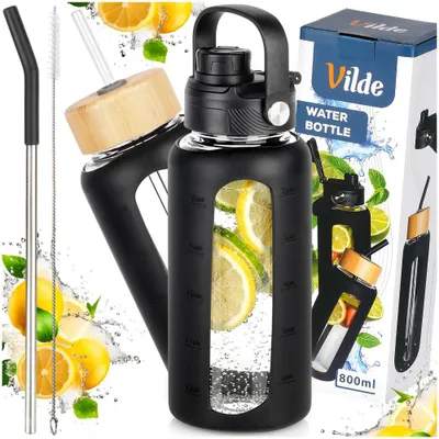 Produktbild von Vilde | Trinkflasche 800 ml mit Zeitmarkierung - Glasflasche mit Silikonhülle und Bambusdeckel - Motivationsflasche Sport