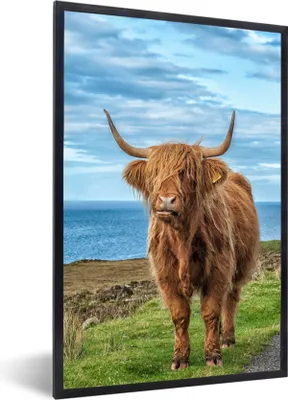 Produktbild von MuchoWow® Gerahmtes Poster Schottischer Highlander - Wasser - Hörner 40x60 cm - Poster mit Schwarzem Bilderrahmen Wandposter Rahmen Foto Bilder - Papierdruck - Wandbilder