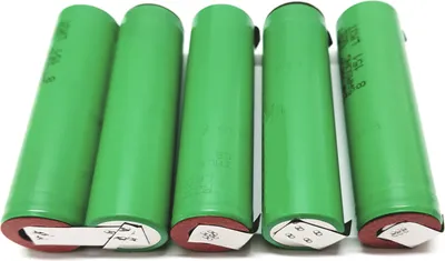 Five green cylindrical batteries are arranged diagonally on a white background.