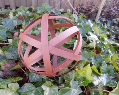 Produktbild von Deko-Kugel aus Flacheisen Gitterkugeln massiv Rostfarben 20 cm