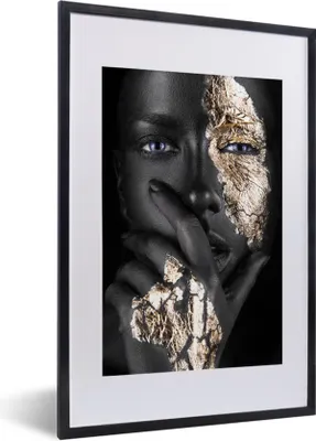 Produktbild von MuchoWow® Gerahmtes Poster Frau - Gold - Schwarz - Make-up - Luxus 40x60 cm - Poster mit Schwarzem Bilderrahmen Wandposter Rahmen Foto Bilder - Poster in Rahmen