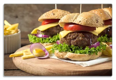Produktbild von Wallario Frühstücksbrettchen aus Glas 20 x 30 cm mit rutschfesten Füßen, Motiv Saftige Burger auf Holzbrett