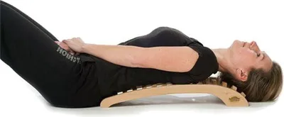 Produktbild von Backstretcher Original - Rückenstrecker aus Buchenholz - Premium Rückentrainer gegen Verspannungen & Schmerzen - Von Physiotherapeuten empfohlen