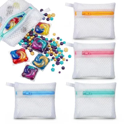 Immagine prodotto di Reti per il bucato, piccole, confezione da 4 pezzi, 12x13 cm. Sacchetti in rete di poliestere per lavatrice, ideali per capi delicati, reggiseni, calze e biancheria intima, con chiusura a zip