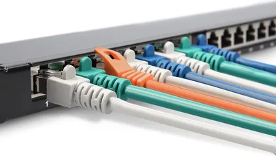 Produktbild von kwmobile 24 Port 0,5HE Patchpanel Cat6 Verteiler - 19" Patchfeld geschirmt Cat 6 Kabel mit Erdungskabel - mit Montagezubehör für Schrankeinbau