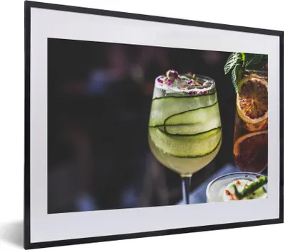 Produktbild von MuchoWow® MuchoWow® Gerahmtes Poster Frische Cocktails an der Marmorbar 40x30 cm - Poster mit zchwarzem Bilderrahmen - Bilderrahmen - Poster im Rahmen