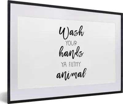 Produktbild von MuchoWow® Gerahmtes Poster Sprichwörter - Zitate - Wasch dir die Hände, du schmutziges Tier - Hände 60x40 cm - Poster mit Schwarzem Bilderrahmen Wandposter Rahmen Foto Bilder - Schlafzimmer - Plakat in Rahmen - Drucken