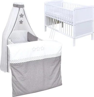 Produktbild von Baby-Delux Babybett Komplettbett Jack 140x70 Weiß Kiefernholz inkl. 10-tlg Set. Matratze, Bettwäsche Set, Beißschienen & Stickerei- Grey Stars