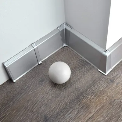 Produktbild von 2 Meter Sockelleiste 70mm PVC Aluminium Laminatleisten Fussleisten aus Kunststoff PVC Laminat Dekore Fußleisten