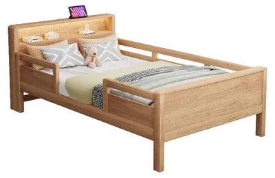Zdjęcie produktu dla Łóżeczko dla dziecka o wymiarach 90x200 cm wykonane z drewna sosnowego, wyposażone w porty USB i Type-C, lampkę LED oraz zagłówek z półką. Łóżko z bocznymi barierkami