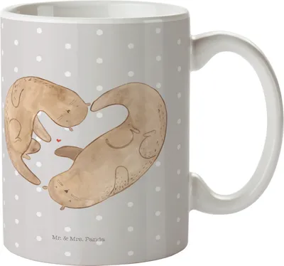 Produktbild von Mr. & Mrs. Panda Keramikbecher Otter Herz - Grau Pastell - Geschenk, Teetasse, Tasse, Liebe, haferl, Pott, Kaffeebecher, Hochzeitstag, Kaffeetasse