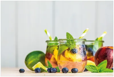 Produktbild von Wallario Küchenrückwand aus Glas, Größe: 90 x 60 cm, Motiv: Erfrischender Eistee mit Pfirsichen und Blaubeeren | Spritzschutz | abwischbar | pflegeleicht | in