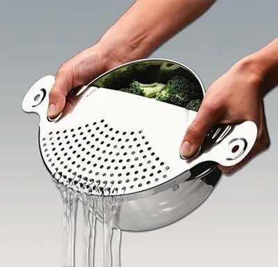 Produktbild von CHG Edelstahl Abgießhilfe für Töpfe Abgießsieb Nudelsieb rostfrei bis 26cm Abschöpfhilfe abgießen Topf Küche Küchenhelfer Küchenhilfe Zubehör Küchenzubehör