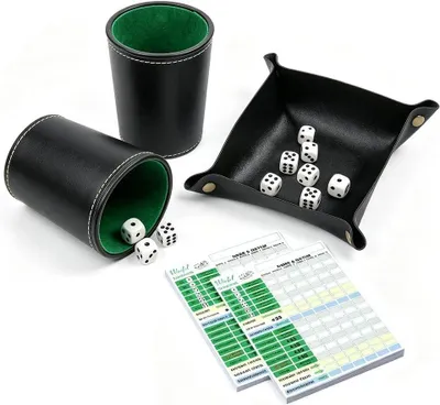 Produktbild von Dobbelsteine Set mit 2 Lederbechern, 10 Würfeln, 100 Spielkarten, für Spielabende