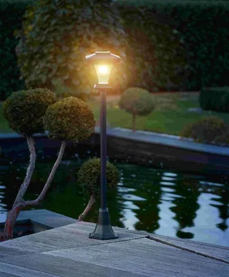 Produktbild von Solar Gartenlaterne mit LED Beleuchtung im Straßenlaternen-Design | ca. 120 cm hoch | mit Lichtsensor | ohne lästiges Kabel | einfache Montage |