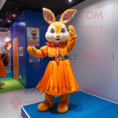 Produktbild von Oranger REDBROKOLY Hase Maskottchen Kostüm charakter bekleidet mit einem Rock und Armbändern