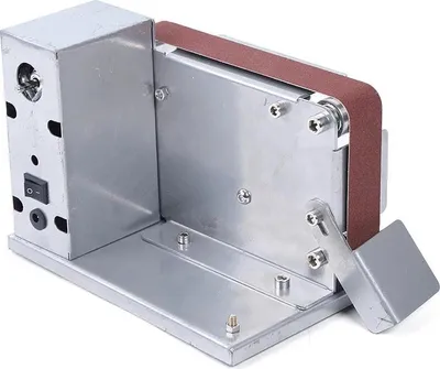 Produktbild von Bandschleifer - Tischgerät - 200 W Motor - 7-stufig einstellbar 4500–9000 U/min - 45° neigbarer Arbeitstisch - 10 Schleifbänder - Silber - EU-Stecker