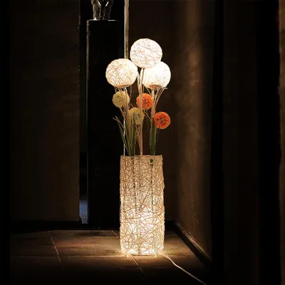 Produktbild von Vrygle Stehlampe Rattan, Stehleuchte Standleuchte standlampe Bodenlampe mit 4 E27 Glühbirnen, dekorative Stehlampe für Schlafzimmer Wohnzimmer, 109cm