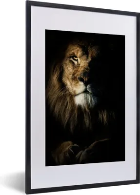 Produktbild von MuchoWow® Gerahmtes Poster Löwe - Licht - Porträt 40x60 cm - Poster mit Schwarzem Bilderrahmen Wandposter Rahmen Foto Bilder - Poster in Rahmen