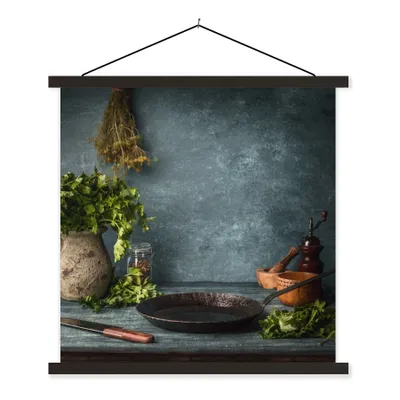 Produktbild von MuchoWow® Textilposter Kräuter - Gewürze - Pfanne - Messer - Grau - Rustikal 90x90 cm mit schwarzem Rahmen - Magnetisches