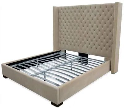 Produktbild von Casa Padrino Luxus Samt Doppelbett Sandfarben / Schwarz 220 x 218 x H. 180 cm - Massivholz Bett mit edlem Chesterfield Kopfteil - Schlafzimmer Möbel