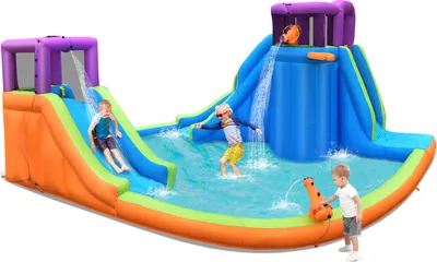 Zdjęcie produktu dla Nadmuchiwany park wodny COSTWAY, podwójna zjeżdżalnia wodna z 4 tryskaczami, 2 armatki wodne i brodzik, nadmuchiwany dmuchany zamek na zewnątrz