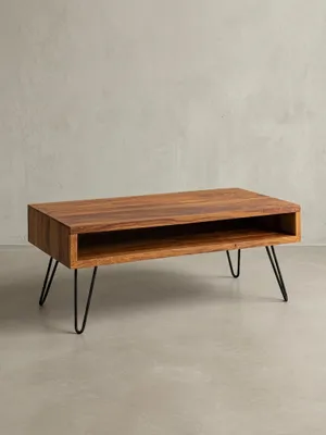 Perspektivische Ansicht des massiven Holztisches für das Wohnzimmer, die den Kontrast zwischen dem robusten Korpus und den leichten Hairpin-Legs unterstreicht._#sku_BARWL5.969#