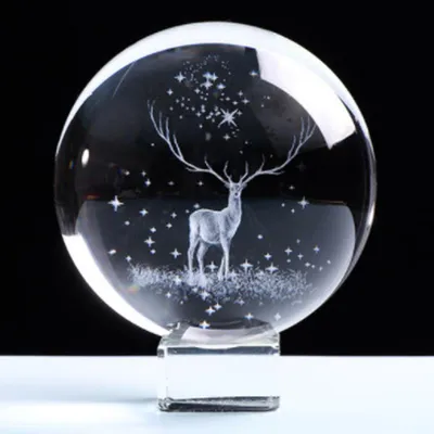 Obrázek produktu pro 3D křišťálová koule s gravírováním a stříbrným stojanem (6 cm). Stolní dekorace s křišťálovým podstavcem.