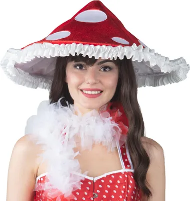 Frontansicht einer lächelnden Frau mit rotem Fliegenpilz-Hut. Der Hut hat große weiße Punkte und einen weißen Rüschenrand. Sie trägt ein rotes Kleid mit weißen Punkten und eine weiße Federboa um den Hals.