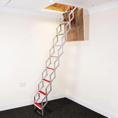 Produktbild von BPS Ziehharmonika Loftleiter | Kompaktes Design mit gummibeschichteten, rutschfesten Stufen | Einfach selbst zu montieren | Aluminium | Boden bis Decke 2.74m |