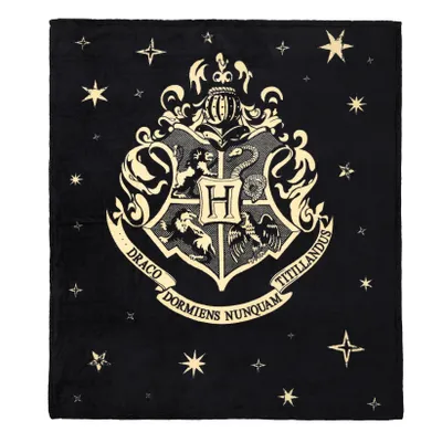 Produktbild von Harry Potter Kuscheldecke - Flauschige Decke mit Hogwarts Wappen als Geschenk für Kinder zu Geburtstag und Weihnachten - 130 x 150 cm