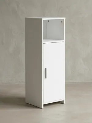 Freistehender Badschrank in purem Weiß vor neutralem Hintergrund. Die schmale Silhouette der Badezimmerkommode (B30 x T30 x H96 cm) zeigt ein offenes Fach und eine Tür._#sku_SAFWL5.753#